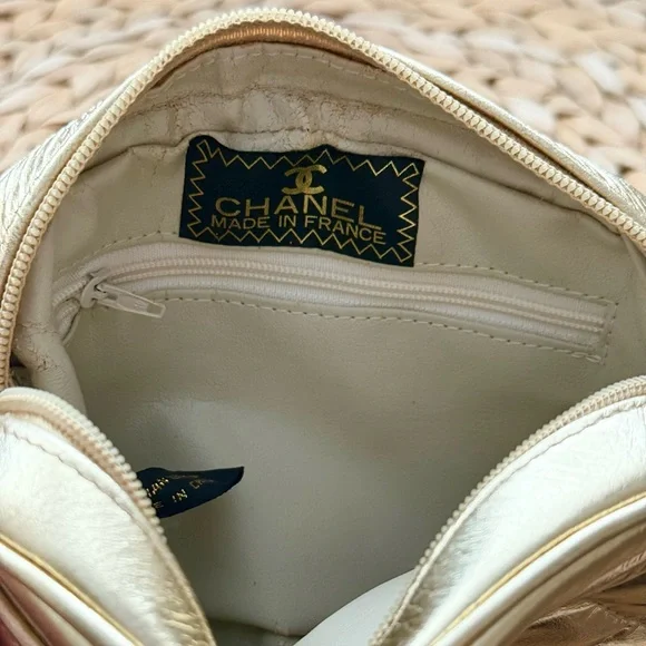 Vintage quilted gold fashion bag with tassel and chain strap - Picture 5 of 7